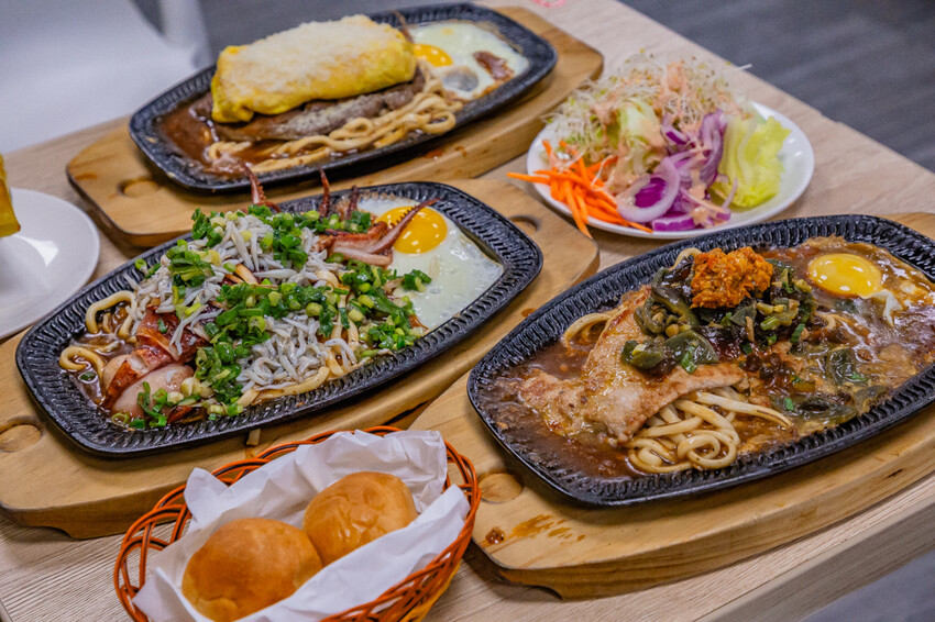 高雄平價「萬師父牛排館」自助吧無限吃,隱藏版皮蛋豬排超吸睛。