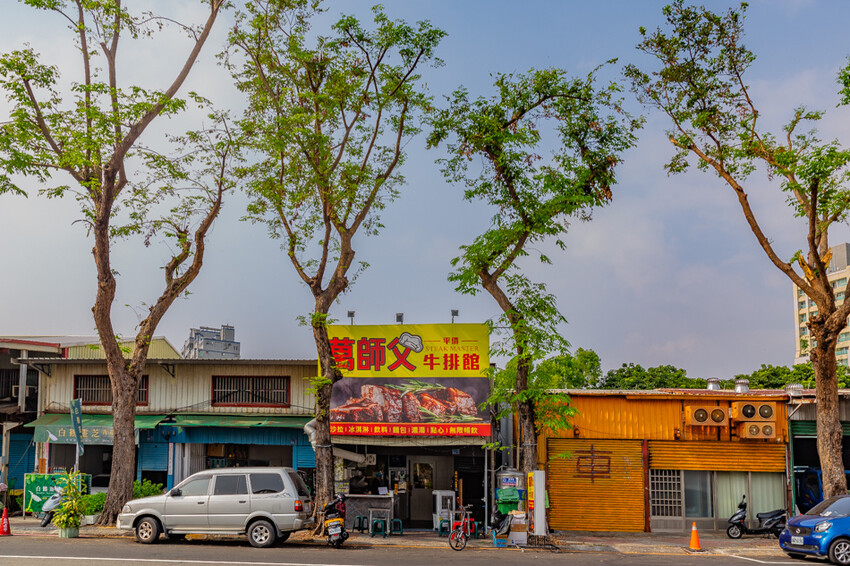 高雄平價「萬師父牛排館」自助吧無限吃,隱藏版皮蛋豬排超吸睛。