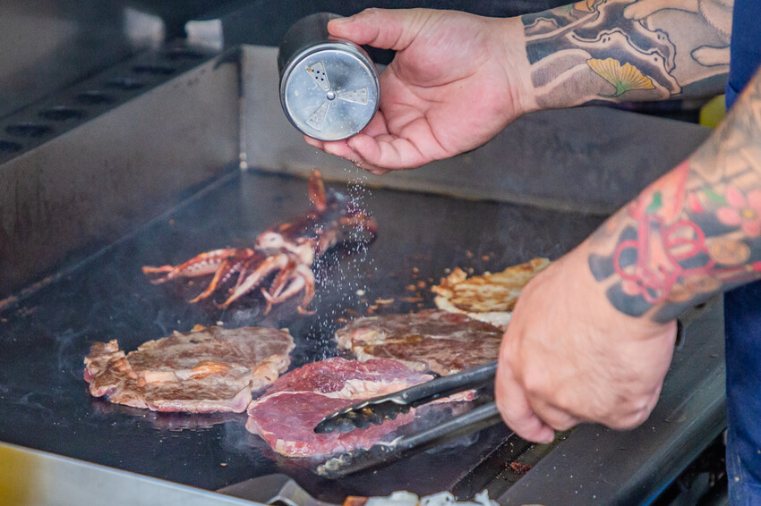 高雄平價「萬師父牛排館」自助吧無限吃,隱藏版皮蛋豬排超吸睛。