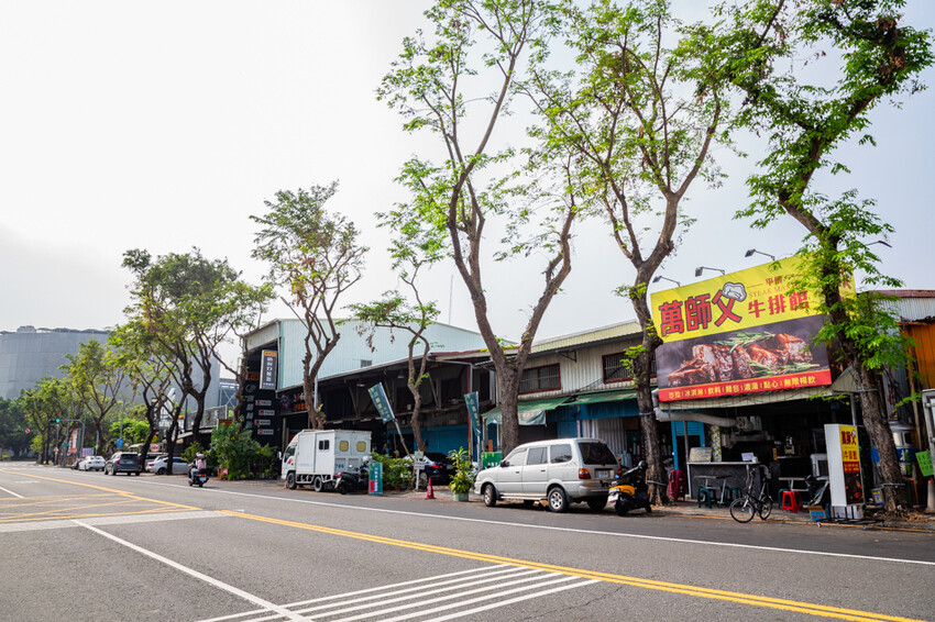 高雄平價「萬師父牛排館」自助吧無限吃,隱藏版皮蛋豬排超吸睛。