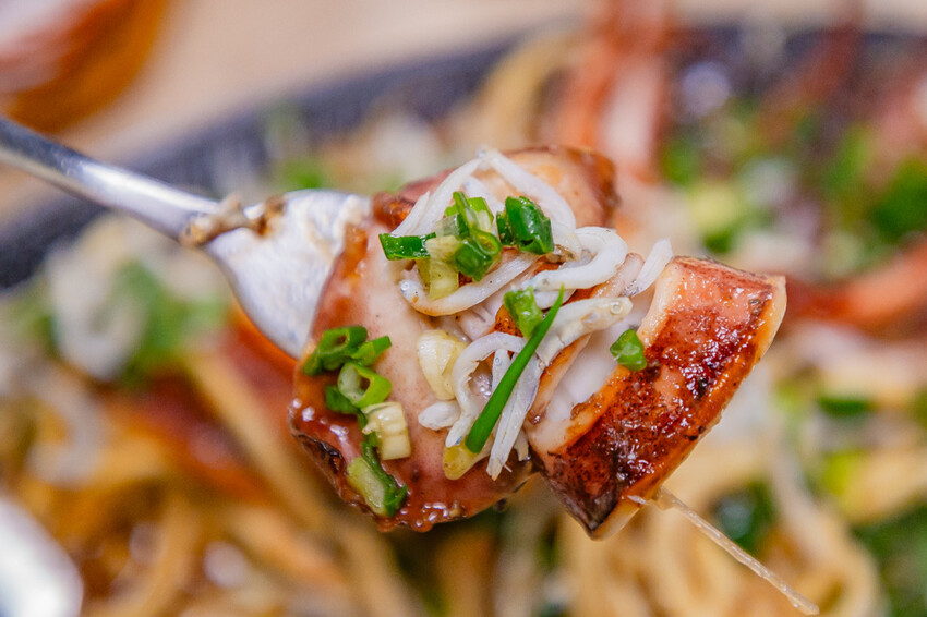 高雄平價「萬師父牛排館」自助吧無限吃,隱藏版皮蛋豬排超吸睛。