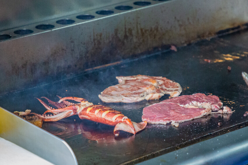 高雄平價「萬師父牛排館」自助吧無限吃,隱藏版皮蛋豬排超吸睛。