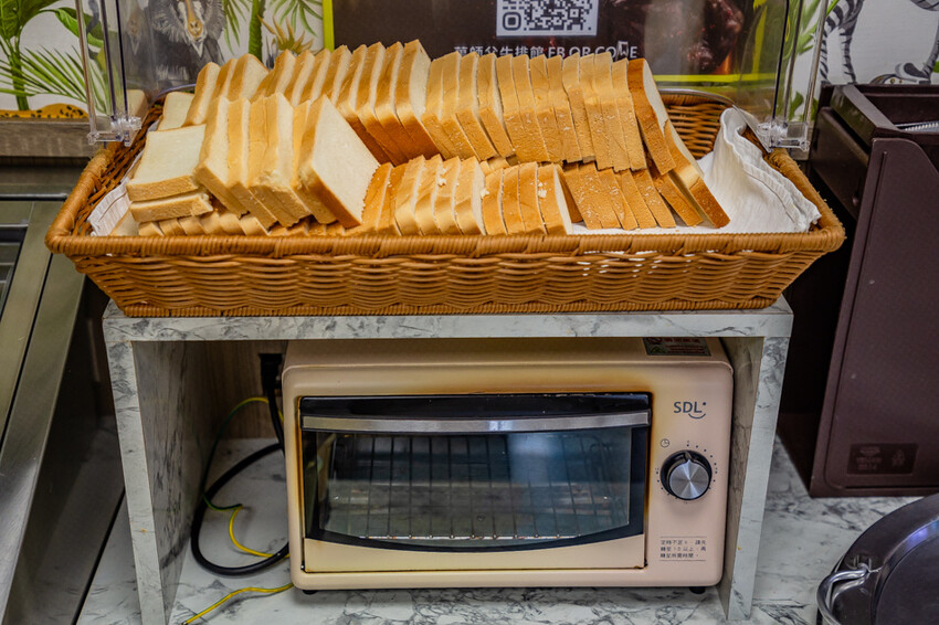 高雄平價「萬師父牛排館」自助吧無限吃,隱藏版皮蛋豬排超吸睛。