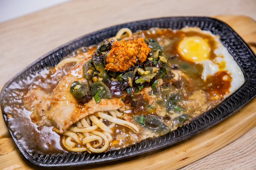 高雄平價「萬師父牛排館」自助吧無限吃,隱藏版皮蛋豬排超吸睛。