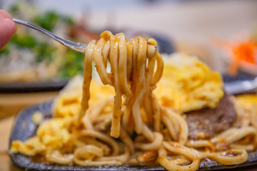 高雄平價「萬師父牛排館」自助吧無限吃,隱藏版皮蛋豬排超吸睛。