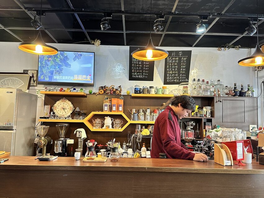 台南市東山區久淬咖啡專賣店：台南東山老街必喝咖啡店.老雜貨店轉身一變為溫暖咖啡店.將東山咖啡傳香於市