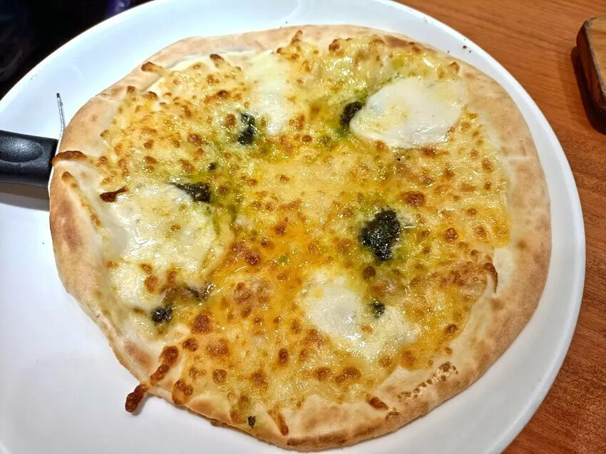 板橋平價義式餐廳薩利亞！必點海鮮巧達濃湯蜂蜜起司披薩 飲料吧大滿足。