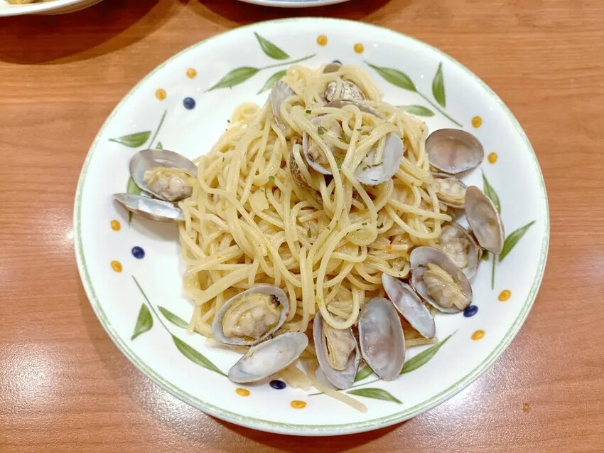 板橋平價義式餐廳薩利亞！必點海鮮巧達濃湯蜂蜜起司披薩 飲料吧大滿足。