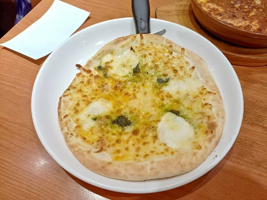 板橋平價義式餐廳薩利亞！必點海鮮巧達濃湯蜂蜜起司披薩 飲料吧大滿足。