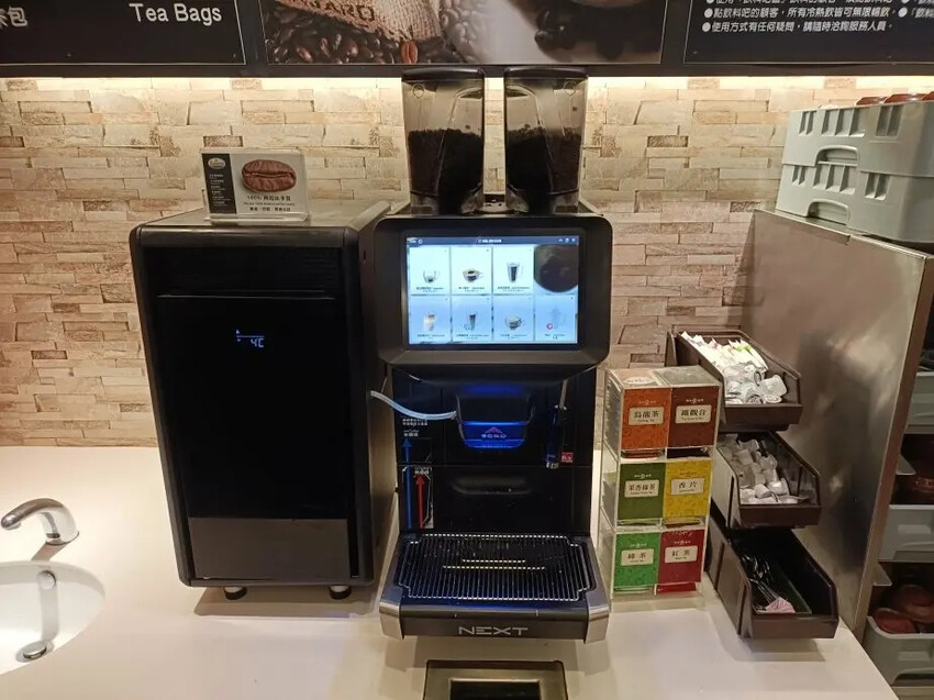 板橋平價義式餐廳薩利亞！必點海鮮巧達濃湯蜂蜜起司披薩 飲料吧大滿足。