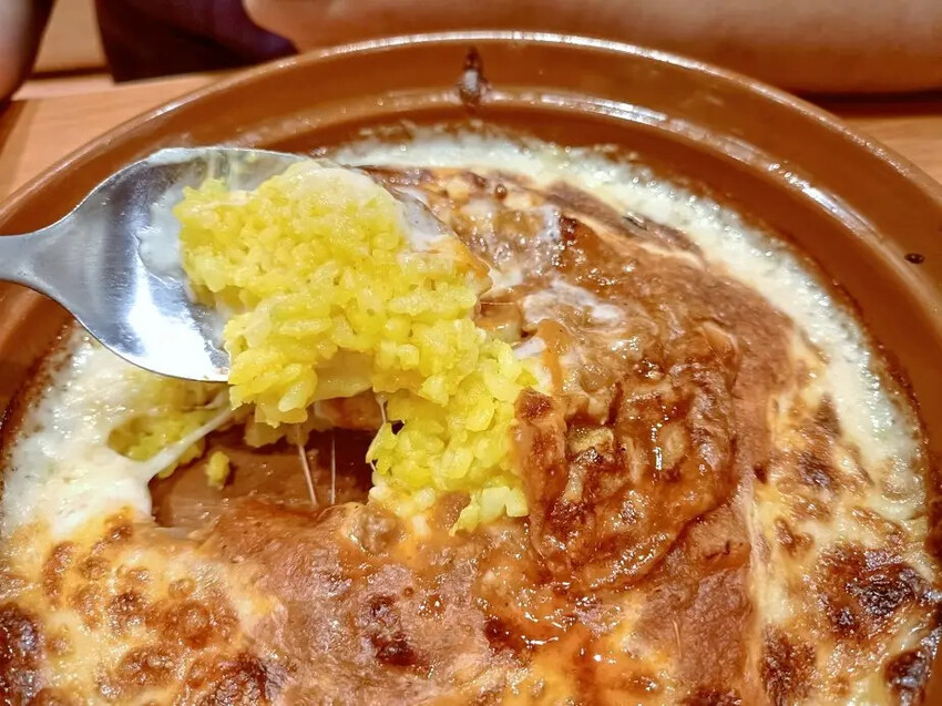 板橋平價義式餐廳薩利亞！必點海鮮巧達濃湯蜂蜜起司披薩 飲料吧大滿足。