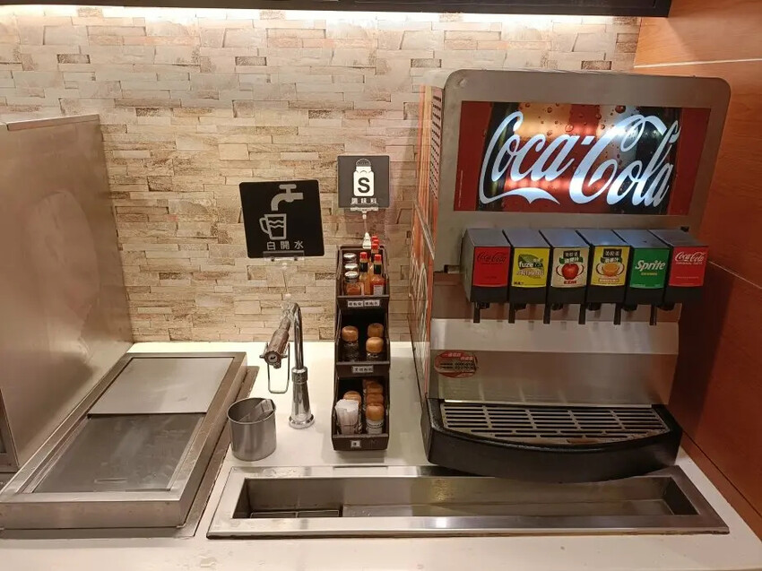 板橋平價義式餐廳薩利亞！必點海鮮巧達濃湯蜂蜜起司披薩 飲料吧大滿足。