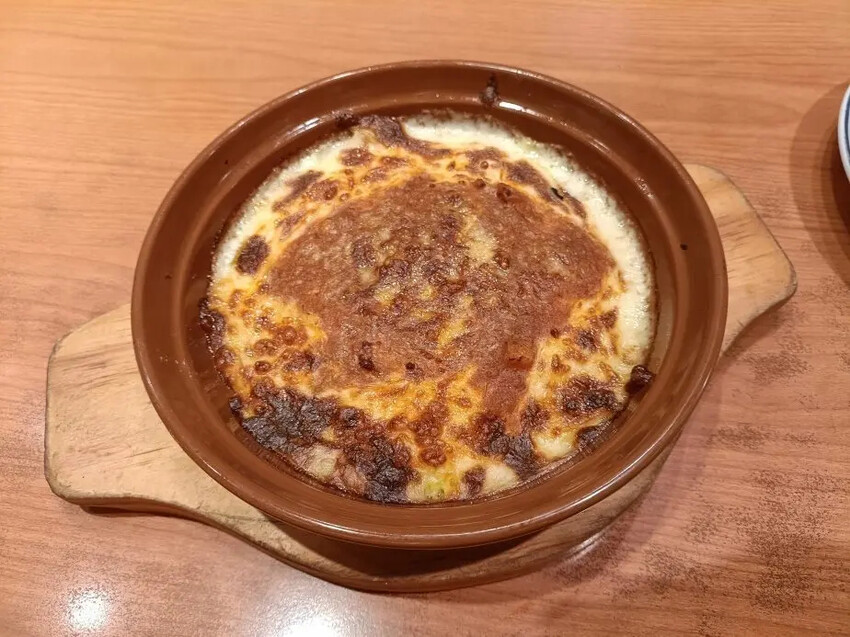 板橋平價義式餐廳薩利亞！必點海鮮巧達濃湯蜂蜜起司披薩 飲料吧大滿足。