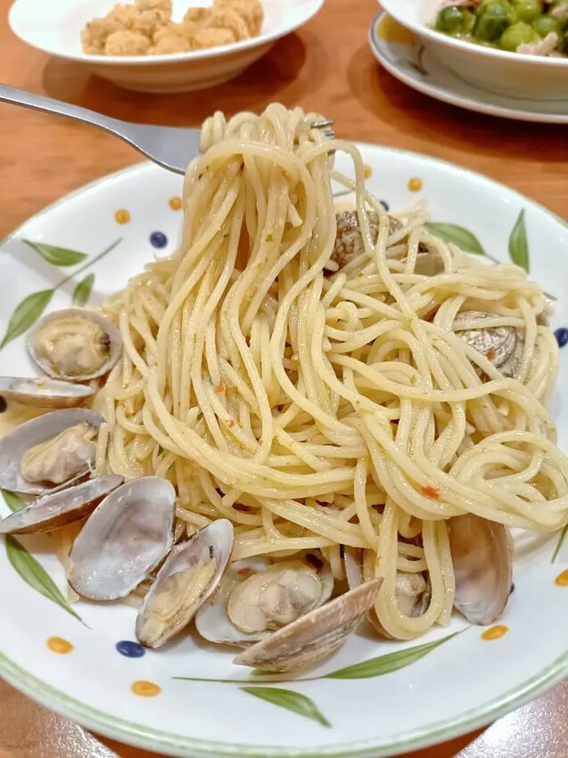板橋平價義式餐廳薩利亞！必點海鮮巧達濃湯蜂蜜起司披薩 飲料吧大滿足。