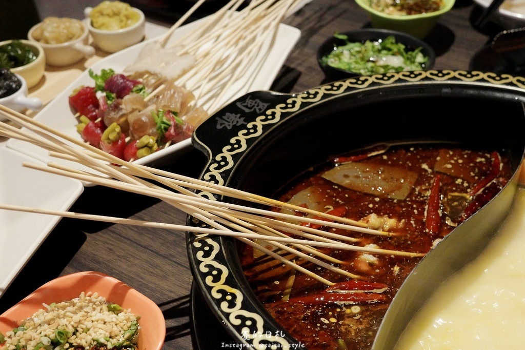 台中道地川味麻辣鍋!蜀都串串火鍋逢甲店串串12元開吃,道地川味麻辣鍋。