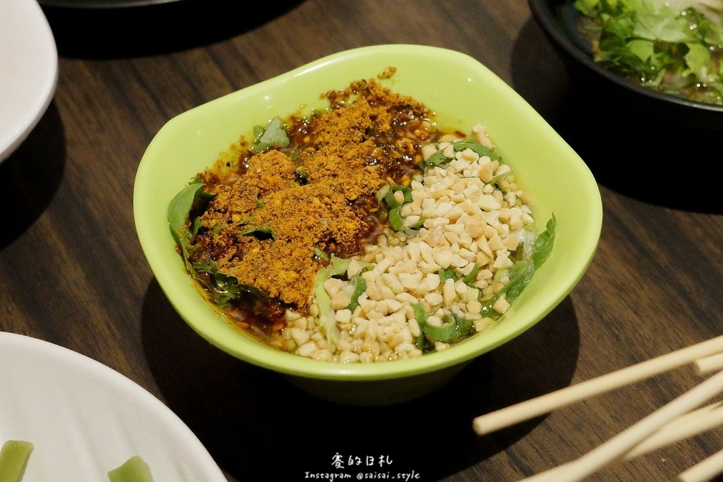 台中道地川味麻辣鍋!蜀都串串火鍋逢甲店串串12元開吃,道地川味麻辣鍋。