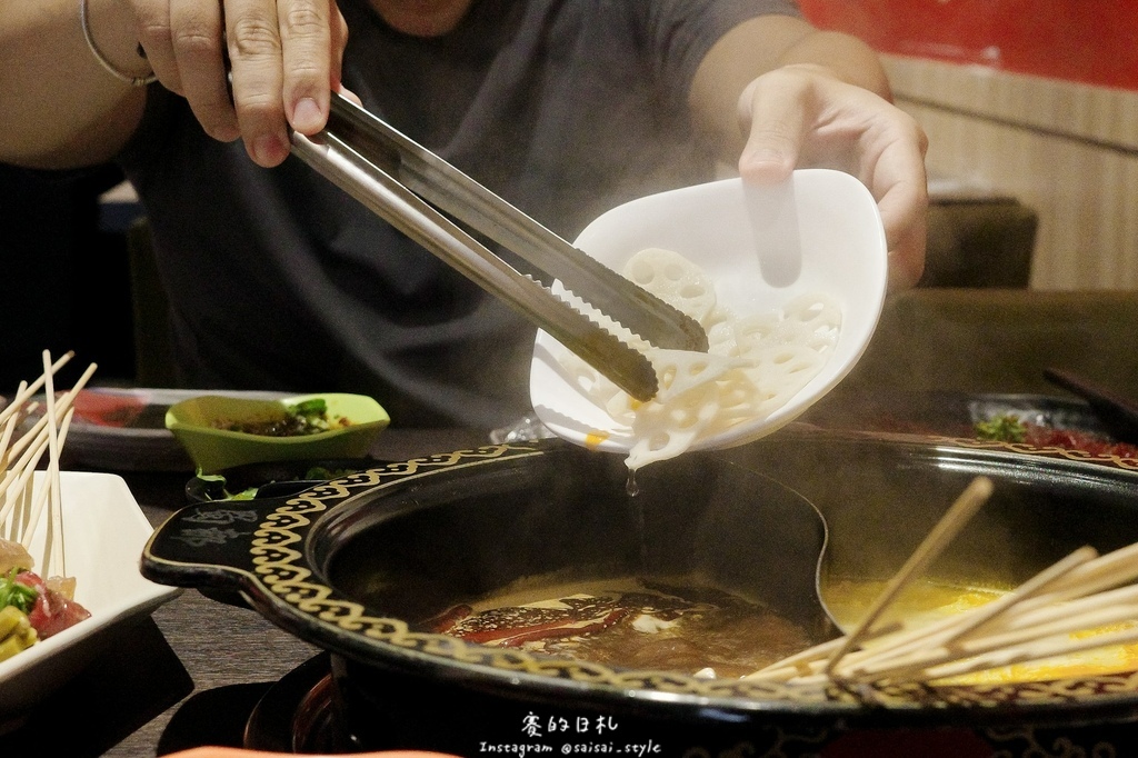 台中道地川味麻辣鍋!蜀都串串火鍋逢甲店串串12元開吃,道地川味麻辣鍋。