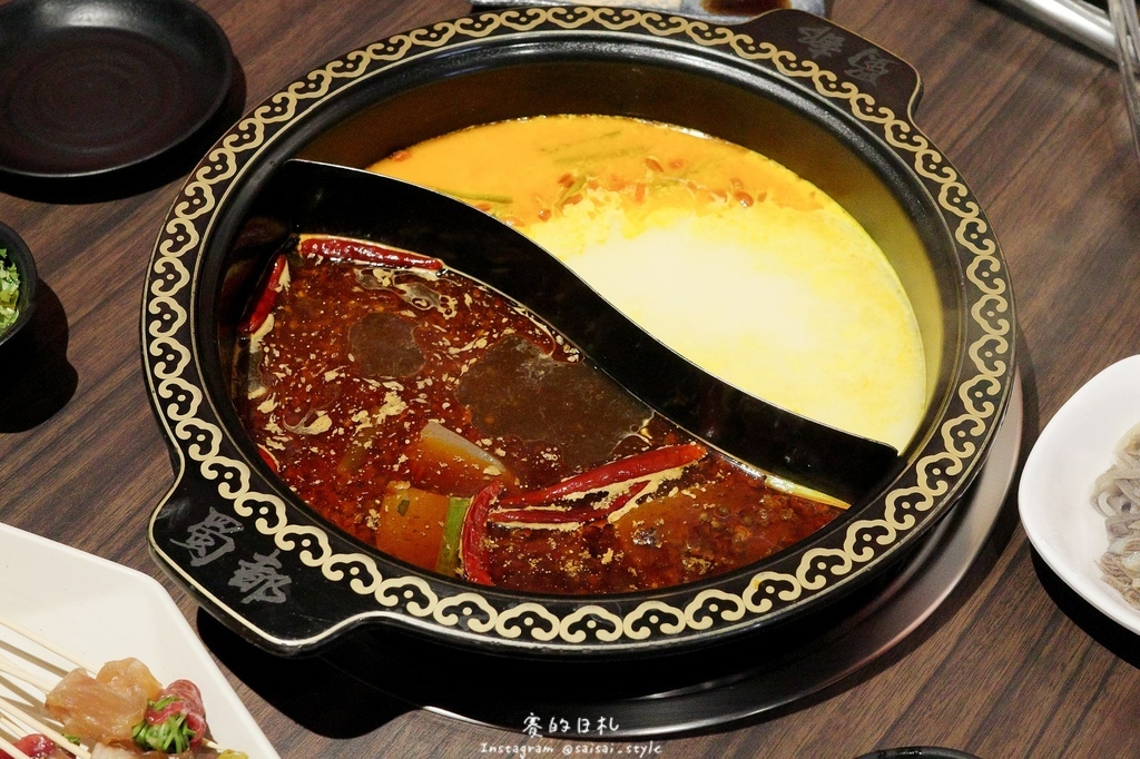 台中道地川味麻辣鍋!蜀都串串火鍋逢甲店串串12元開吃,道地川味麻辣鍋。