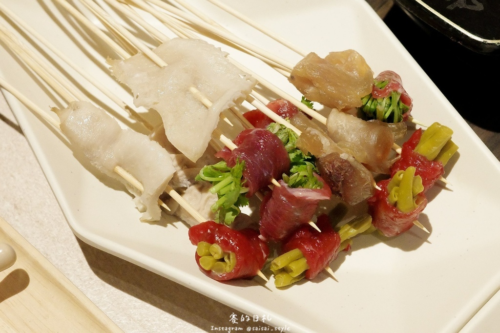 台中道地川味麻辣鍋!蜀都串串火鍋逢甲店串串12元開吃,道地川味麻辣鍋。