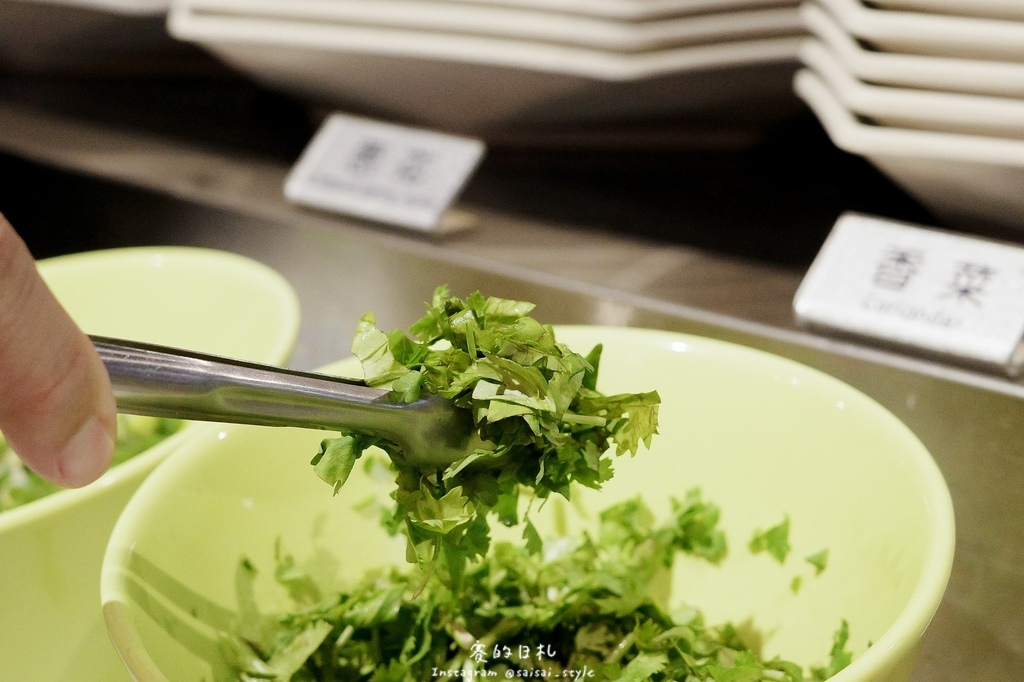 台中道地川味麻辣鍋!蜀都串串火鍋逢甲店串串12元開吃,道地川味麻辣鍋。