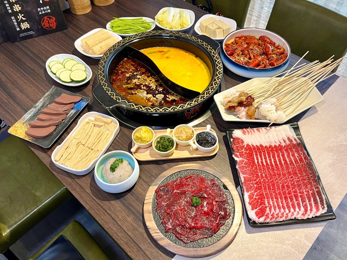 蜀都串串火鍋（逢甲店）｜麻辣小龍蝦太銷魂！紅糖糍粑香甜酥Q！太驚豔雪花牛限時優惠必加購！台中逢甲串串推薦、台中逢甲火鍋推薦、台中麻辣鍋推薦、逢甲宵夜推薦 - 佛系旅遊筆記
