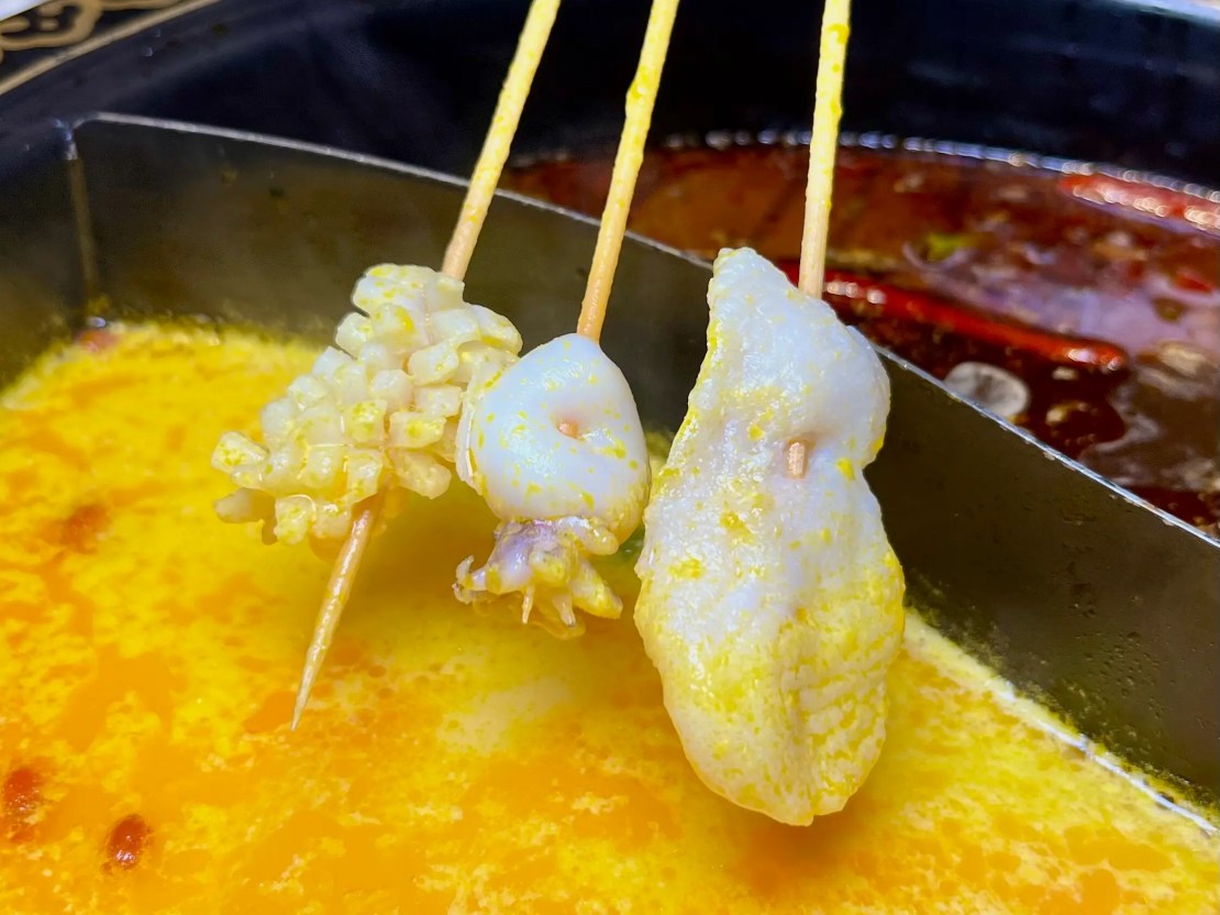 蜀都串串火鍋（逢甲店）｜麻辣小龍蝦太銷魂！紅糖糍粑香甜酥Q！太驚豔雪花牛限時優惠必加購！台中逢甲串串推薦、台中逢甲火鍋推薦、台中麻辣鍋推薦、逢甲宵夜推薦 - 佛系旅遊筆記