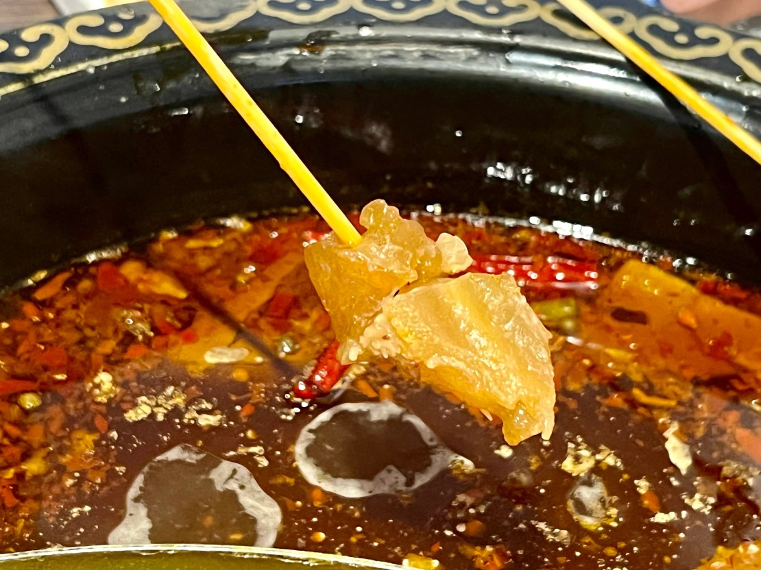 蜀都串串火鍋（逢甲店）｜麻辣小龍蝦太銷魂！紅糖糍粑香甜酥Q！太驚豔雪花牛限時優惠必加購！台中逢甲串串推薦、台中逢甲火鍋推薦、台中麻辣鍋推薦、逢甲宵夜推薦 - 佛系旅遊筆記