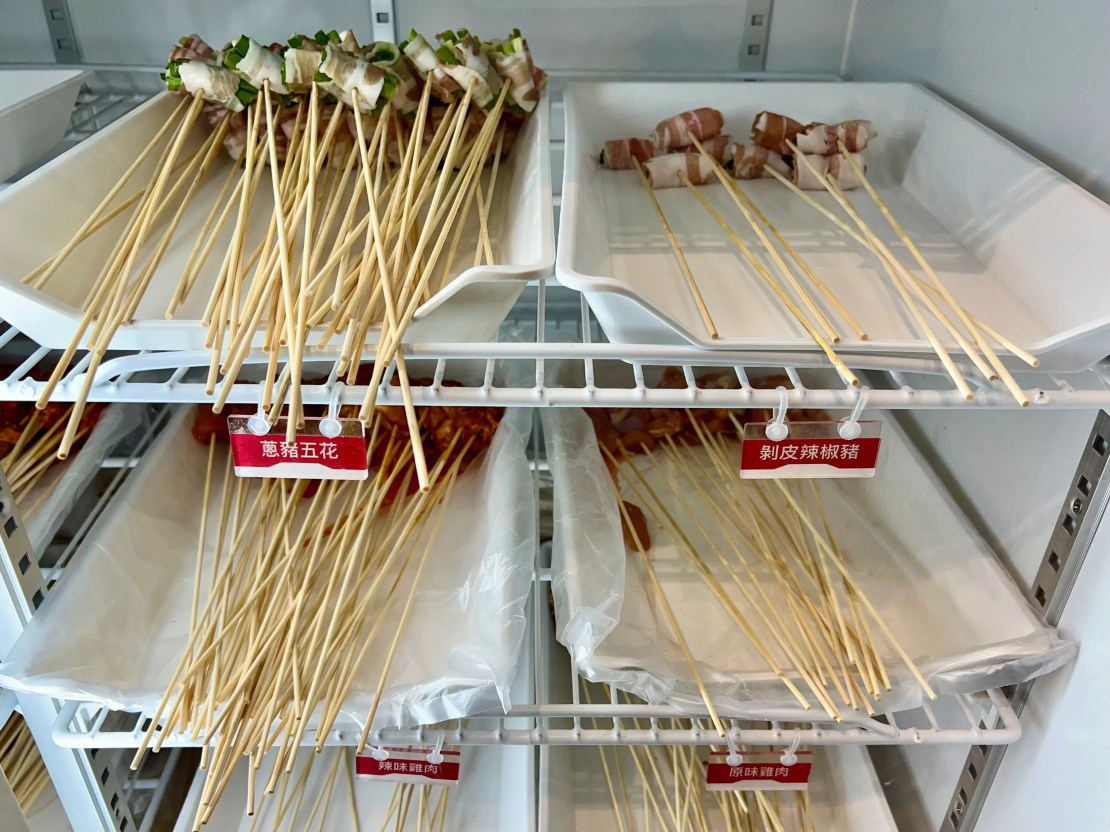 蜀都串串火鍋（逢甲店）｜麻辣小龍蝦太銷魂！紅糖糍粑香甜酥Q！太驚豔雪花牛限時優惠必加購！台中逢甲串串推薦、台中逢甲火鍋推薦、台中麻辣鍋推薦、逢甲宵夜推薦 - 佛系旅遊筆記