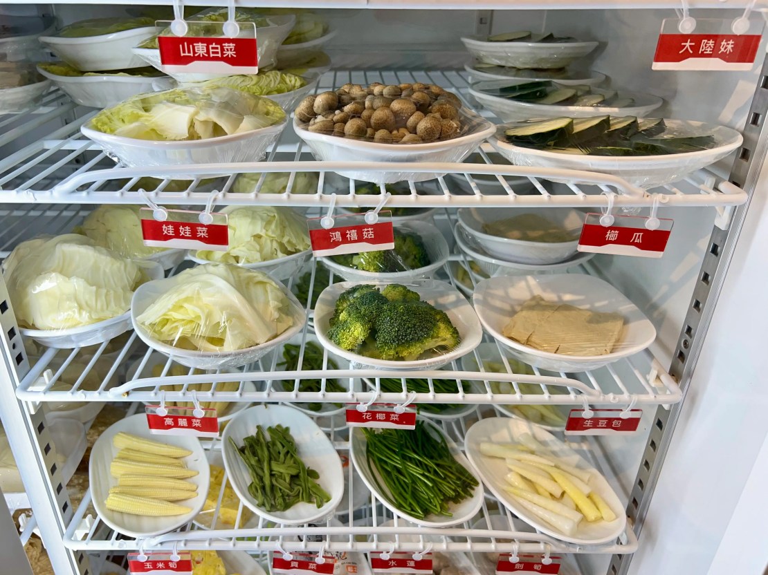 蜀都串串火鍋（逢甲店）｜麻辣小龍蝦太銷魂！紅糖糍粑香甜酥Q！太驚豔雪花牛限時優惠必加購！台中逢甲串串推薦、台中逢甲火鍋推薦、台中麻辣鍋推薦、逢甲宵夜推薦 - 佛系旅遊筆記