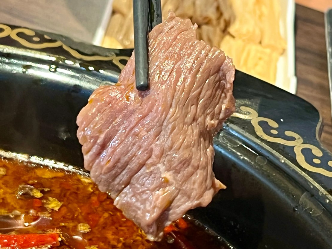 蜀都串串火鍋（逢甲店）｜麻辣小龍蝦太銷魂！紅糖糍粑香甜酥Q！太驚豔雪花牛限時優惠必加購！台中逢甲串串推薦、台中逢甲火鍋推薦、台中麻辣鍋推薦、逢甲宵夜推薦 - 佛系旅遊筆記