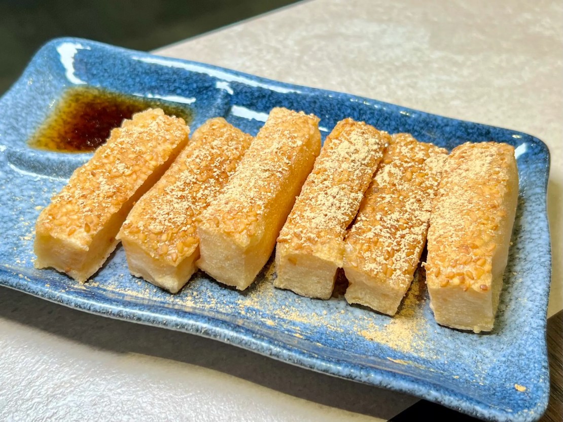 蜀都串串火鍋（逢甲店）｜麻辣小龍蝦太銷魂！紅糖糍粑香甜酥Q！太驚豔雪花牛限時優惠必加購！台中逢甲串串推薦、台中逢甲火鍋推薦、台中麻辣鍋推薦、逢甲宵夜推薦 - 佛系旅遊筆記