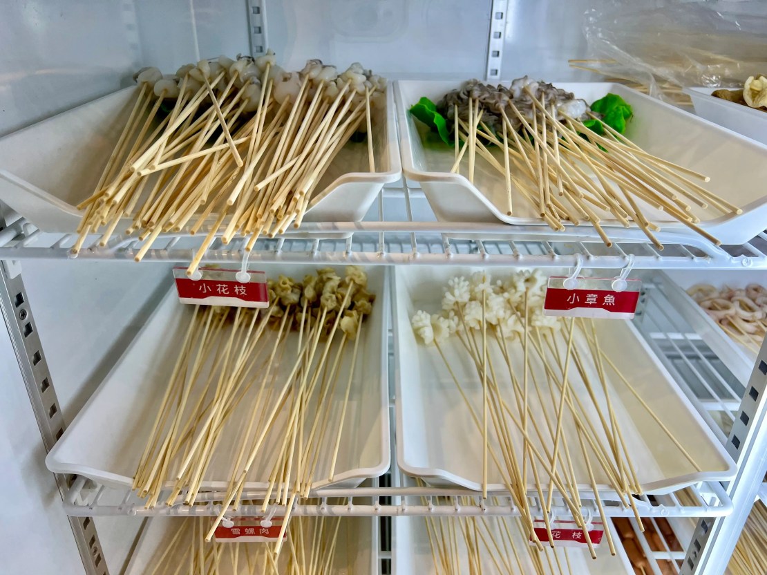 蜀都串串火鍋（逢甲店）｜麻辣小龍蝦太銷魂！紅糖糍粑香甜酥Q！太驚豔雪花牛限時優惠必加購！台中逢甲串串推薦、台中逢甲火鍋推薦、台中麻辣鍋推薦、逢甲宵夜推薦 - 佛系旅遊筆記