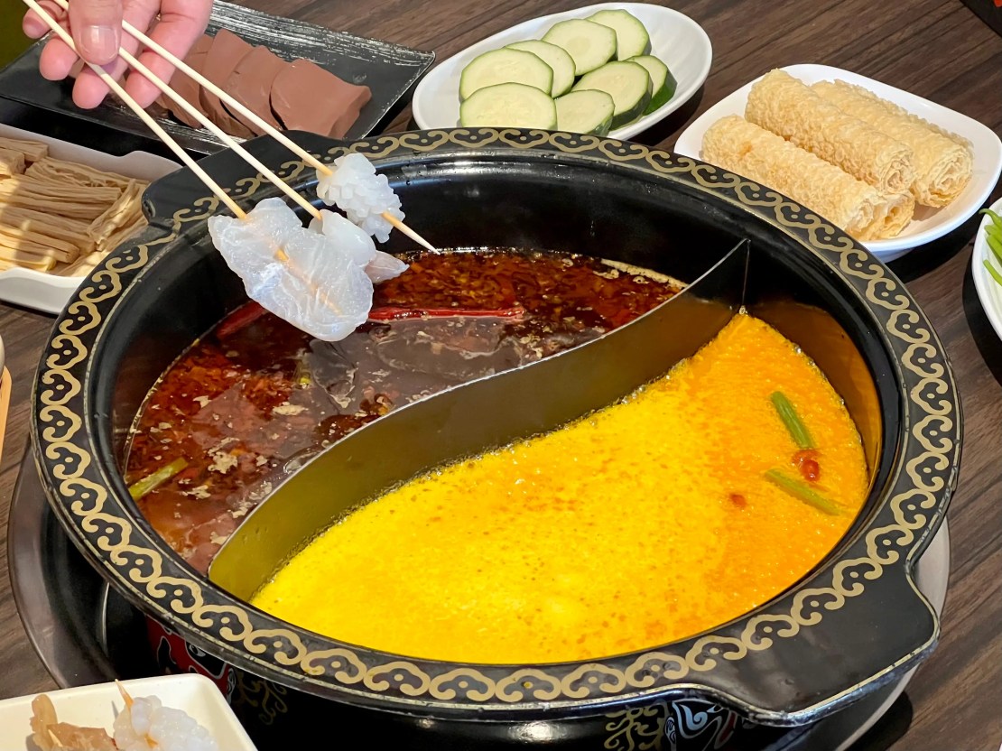 蜀都串串火鍋（逢甲店）｜麻辣小龍蝦太銷魂！紅糖糍粑香甜酥Q！太驚豔雪花牛限時優惠必加購！台中逢甲串串推薦、台中逢甲火鍋推薦、台中麻辣鍋推薦、逢甲宵夜推薦 - 佛系旅遊筆記