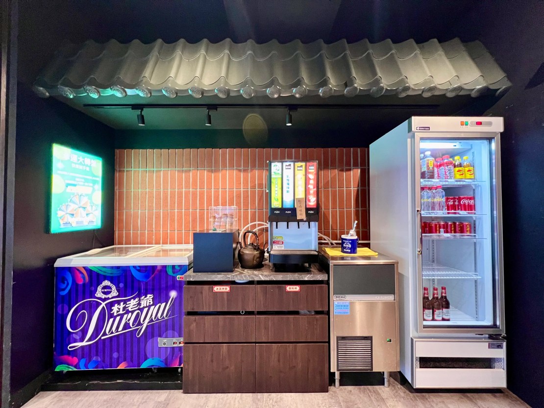 蜀都串串火鍋（逢甲店）｜麻辣小龍蝦太銷魂！紅糖糍粑香甜酥Q！太驚豔雪花牛限時優惠必加購！台中逢甲串串推薦、台中逢甲火鍋推薦、台中麻辣鍋推薦、逢甲宵夜推薦 - 佛系旅遊筆記