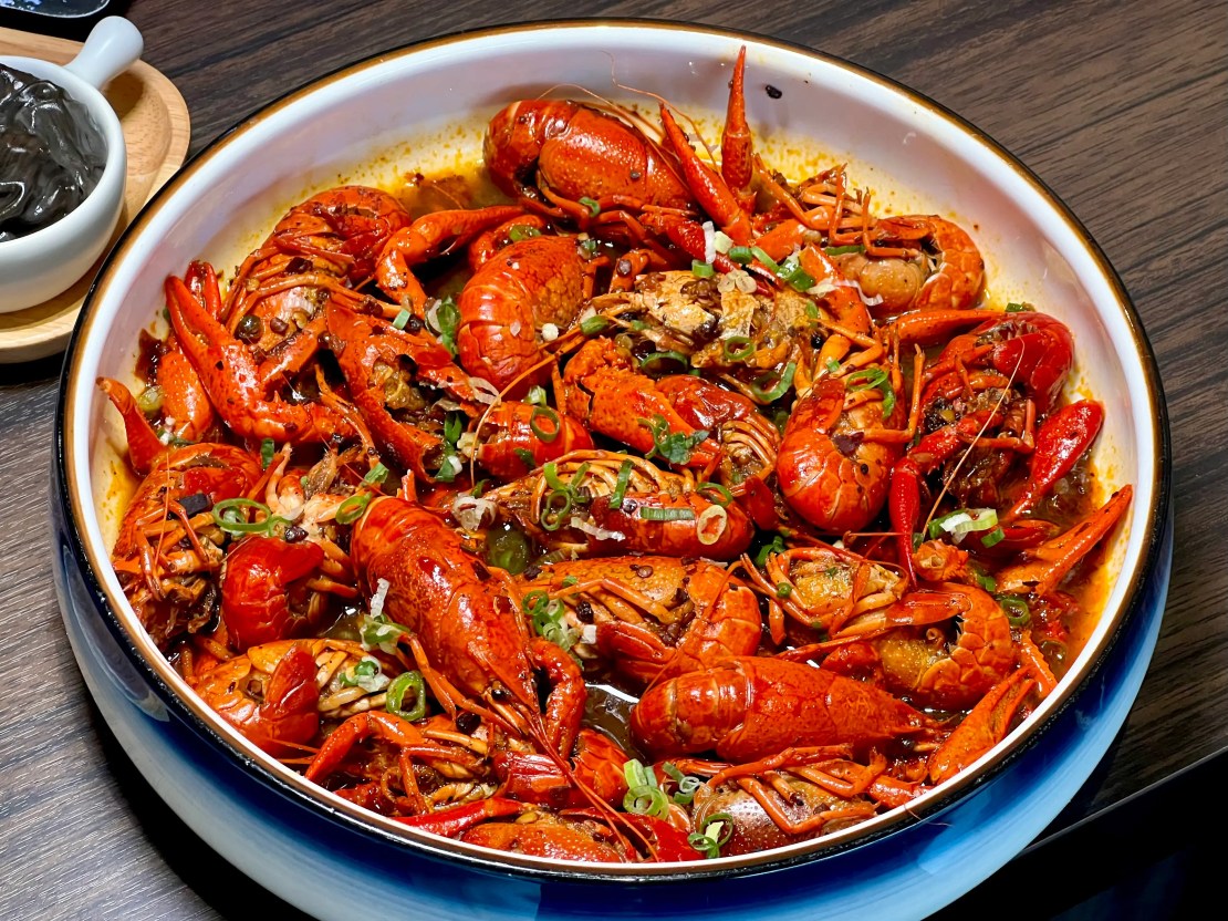 蜀都串串火鍋（逢甲店）｜麻辣小龍蝦太銷魂！紅糖糍粑香甜酥Q！太驚豔雪花牛限時優惠必加購！台中逢甲串串推薦、台中逢甲火鍋推薦、台中麻辣鍋推薦、逢甲宵夜推薦 - 佛系旅遊筆記