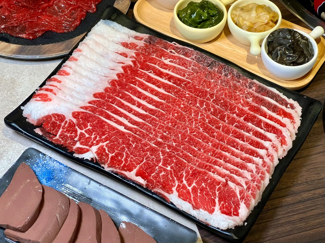 蜀都串串火鍋（逢甲店）｜麻辣小龍蝦太銷魂！紅糖糍粑香甜酥Q！太驚豔雪花牛限時優惠必加購！台中逢甲串串推薦、台中逢甲火鍋推薦、台中麻辣鍋推薦、逢甲宵夜推薦 - 佛系旅遊筆記