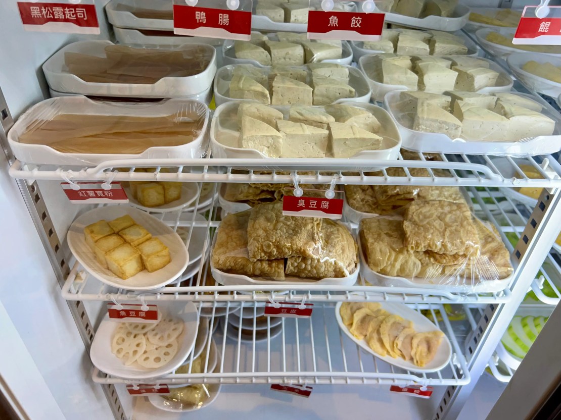 蜀都串串火鍋（逢甲店）｜麻辣小龍蝦太銷魂！紅糖糍粑香甜酥Q！太驚豔雪花牛限時優惠必加購！台中逢甲串串推薦、台中逢甲火鍋推薦、台中麻辣鍋推薦、逢甲宵夜推薦 - 佛系旅遊筆記