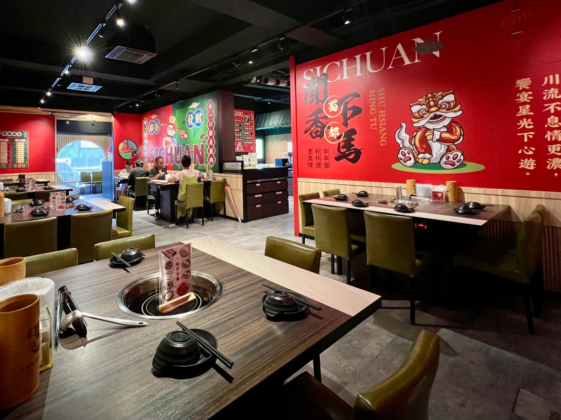 蜀都串串火鍋（逢甲店）｜麻辣小龍蝦太銷魂！紅糖糍粑香甜酥Q！太驚豔雪花牛限時優惠必加購！台中逢甲串串推薦、台中逢甲火鍋推薦、台中麻辣鍋推薦、逢甲宵夜推薦 - 佛系旅遊筆記