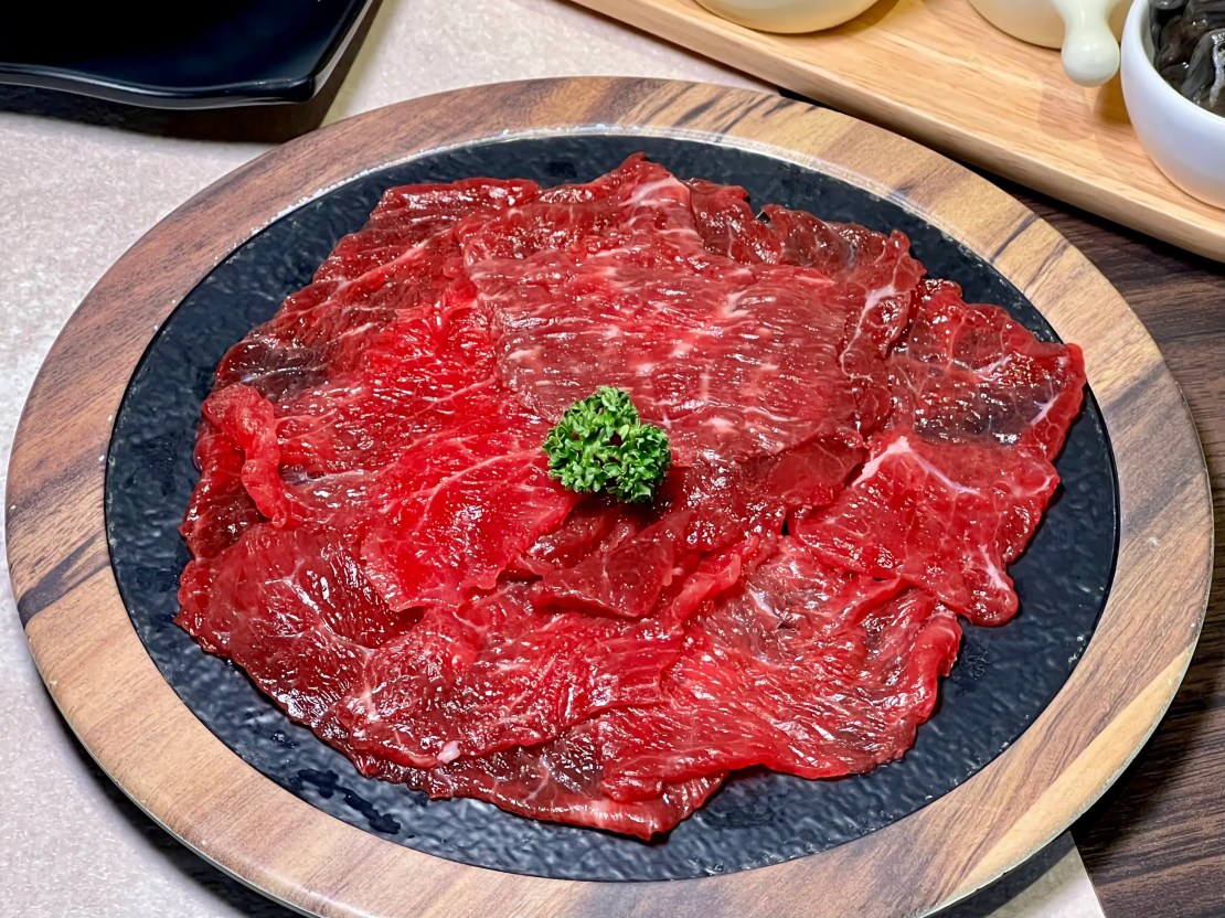 蜀都串串火鍋（逢甲店）｜麻辣小龍蝦太銷魂！紅糖糍粑香甜酥Q！太驚豔雪花牛限時優惠必加購！台中逢甲串串推薦、台中逢甲火鍋推薦、台中麻辣鍋推薦、逢甲宵夜推薦 - 佛系旅遊筆記