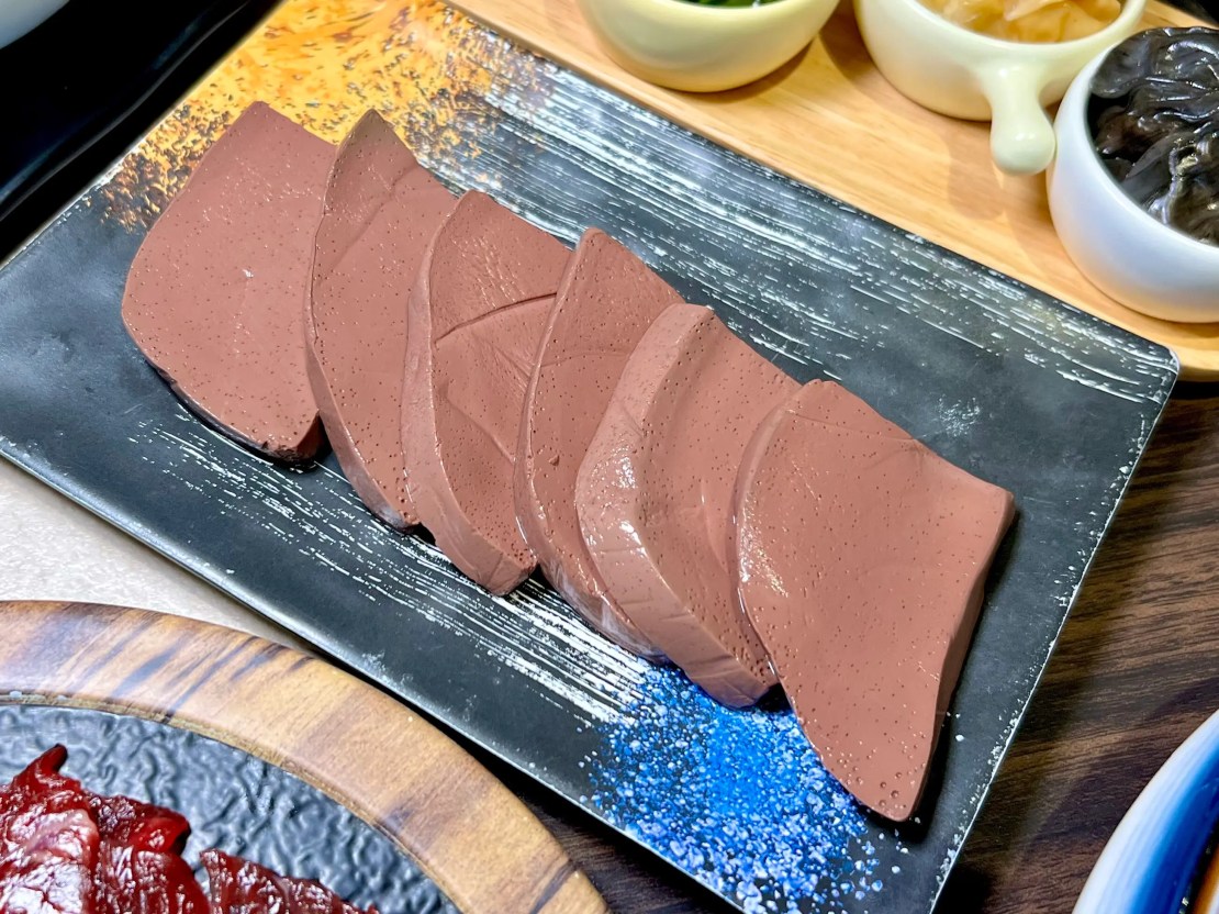 蜀都串串火鍋（逢甲店）｜麻辣小龍蝦太銷魂！紅糖糍粑香甜酥Q！太驚豔雪花牛限時優惠必加購！台中逢甲串串推薦、台中逢甲火鍋推薦、台中麻辣鍋推薦、逢甲宵夜推薦 - 佛系旅遊筆記