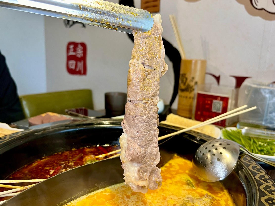 蜀都串串火鍋（逢甲店）｜麻辣小龍蝦太銷魂！紅糖糍粑香甜酥Q！太驚豔雪花牛限時優惠必加購！台中逢甲串串推薦、台中逢甲火鍋推薦、台中麻辣鍋推薦、逢甲宵夜推薦 - 佛系旅遊筆記