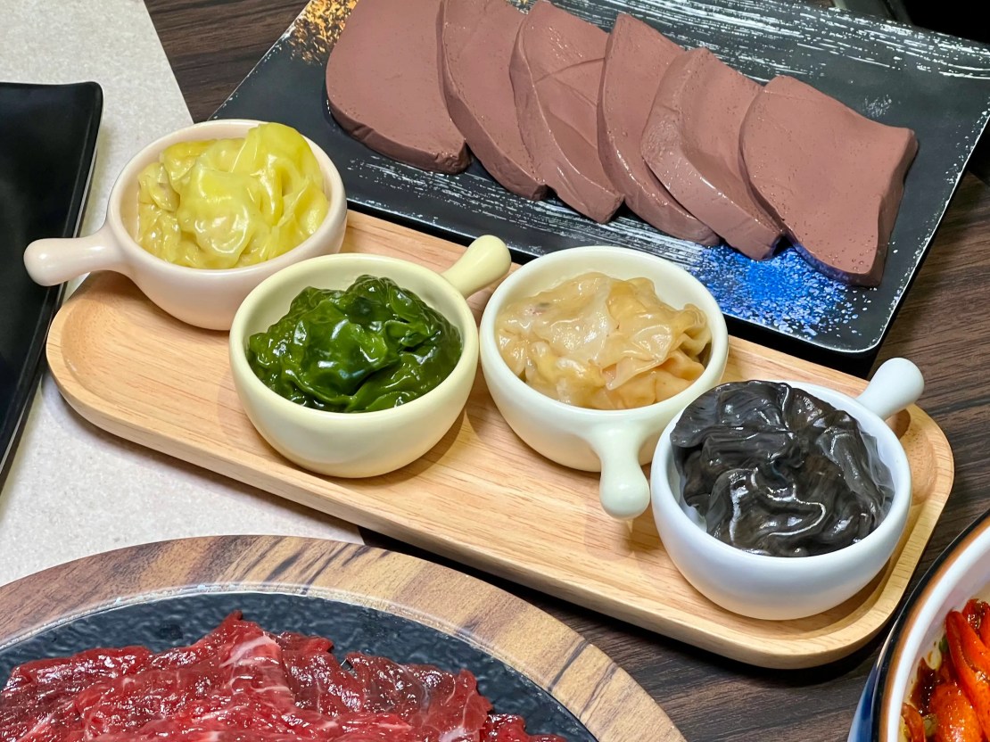 蜀都串串火鍋（逢甲店）｜麻辣小龍蝦太銷魂！紅糖糍粑香甜酥Q！太驚豔雪花牛限時優惠必加購！台中逢甲串串推薦、台中逢甲火鍋推薦、台中麻辣鍋推薦、逢甲宵夜推薦 - 佛系旅遊筆記