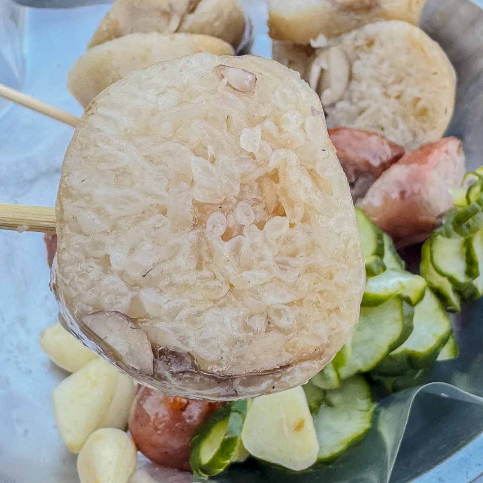 高雄三民區保安宮前排隊美食，大腸香腸配蒜頭黃瓜超對味！