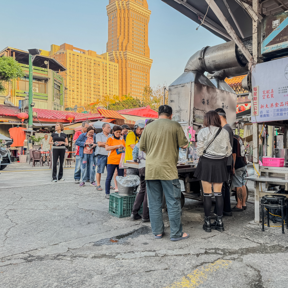 高雄三民區保安宮前排隊美食，大腸香腸配蒜頭黃瓜超對味！