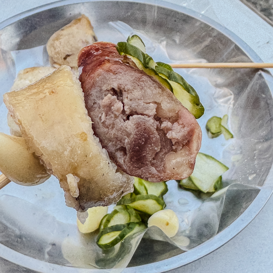 高雄三民區保安宮前排隊美食，大腸香腸配蒜頭黃瓜超對味！