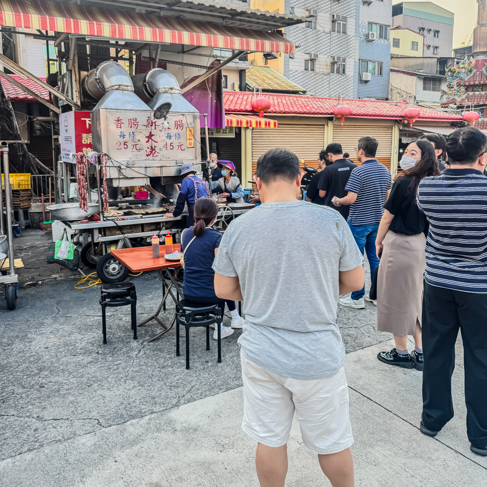 高雄三民區保安宮前排隊美食，大腸香腸配蒜頭黃瓜超對味！