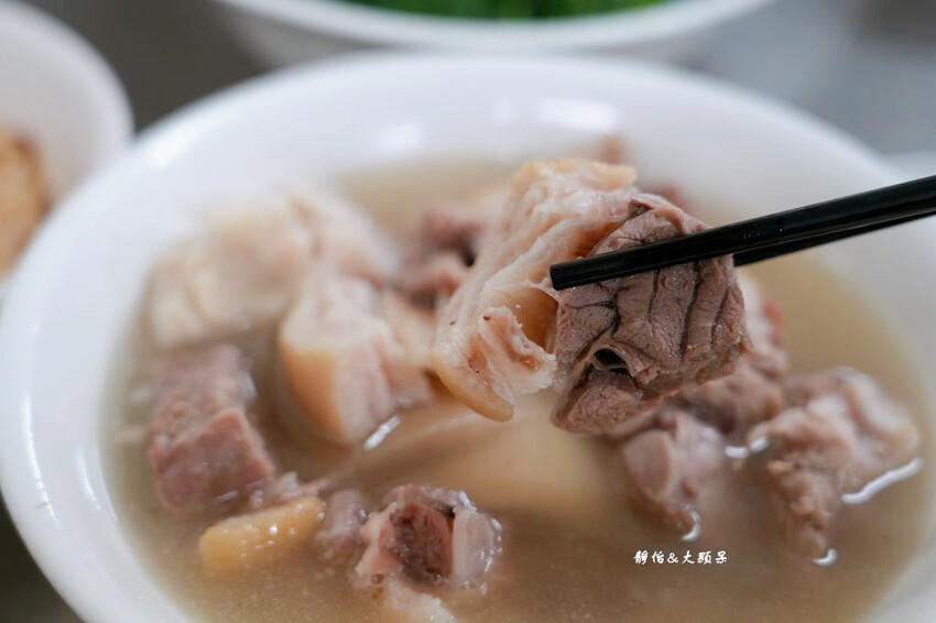 紀家豬腳原汁專家，基隆廟口夜市60年老店豬腳，可免費加湯!