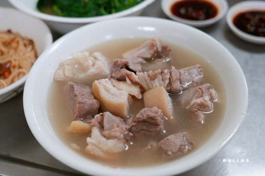 紀家豬腳原汁專家，基隆廟口夜市60年老店豬腳，可免費加湯!