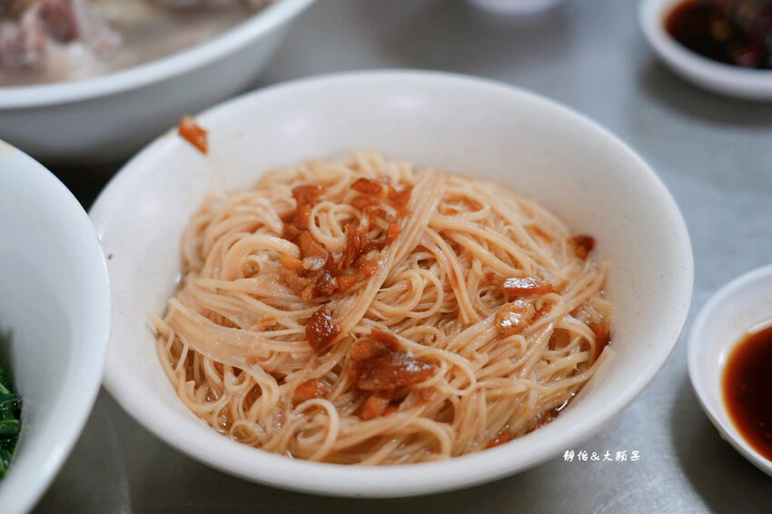 紀家豬腳原汁專家，基隆廟口夜市60年老店豬腳，可免費加湯!