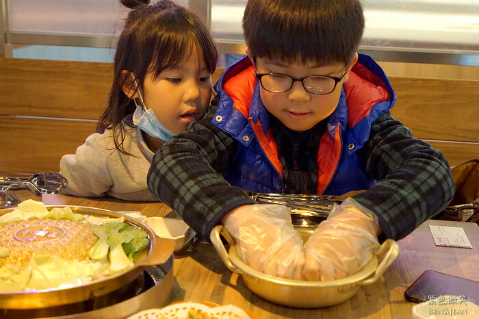 宜蘭縣宜蘭市高麗園銅盤烤肉》20項的經典韓食吃到飽,甜米釀及血腸宜蘭新月店限定 韓國花牌牆好好拍